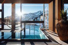 Balance mit Helene Yoga Retreats Reise ins Hotel Alpenstern in Damüls Pool Geniessen Baden Schwimmen Ausblick
