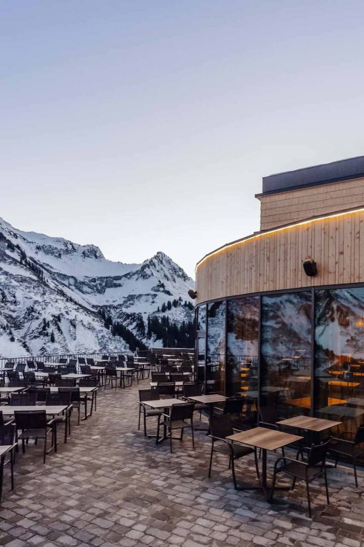 Balance mit Helene Yoga Retreats Reise ins Hotel Alpenstern in Damüls Aussenterrasse Ausblick Berge