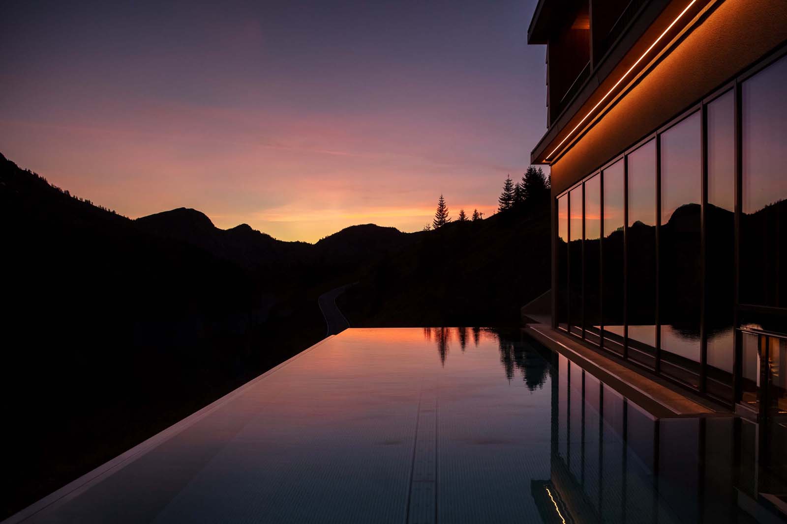 Balance mit Helene Yoga Retreats Reise ins Hotel Alpenstern in Damüls Infinity Pool mit Alpenpanorama
