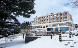 Balance mit Helene Yoga Retreats Reise ins Hotel Eden Spiez Thunersee Aussenansicht Winter Schnee